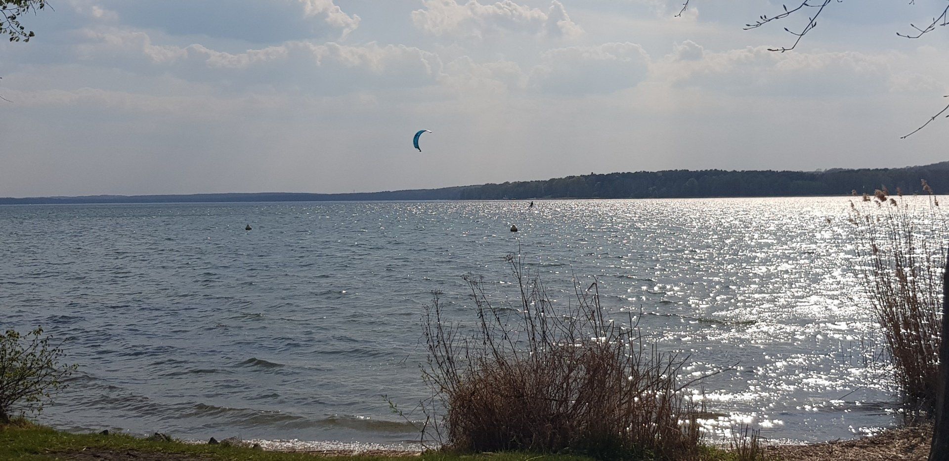 Scharmützelsee bei Bad Saarow mit Kitesurfer