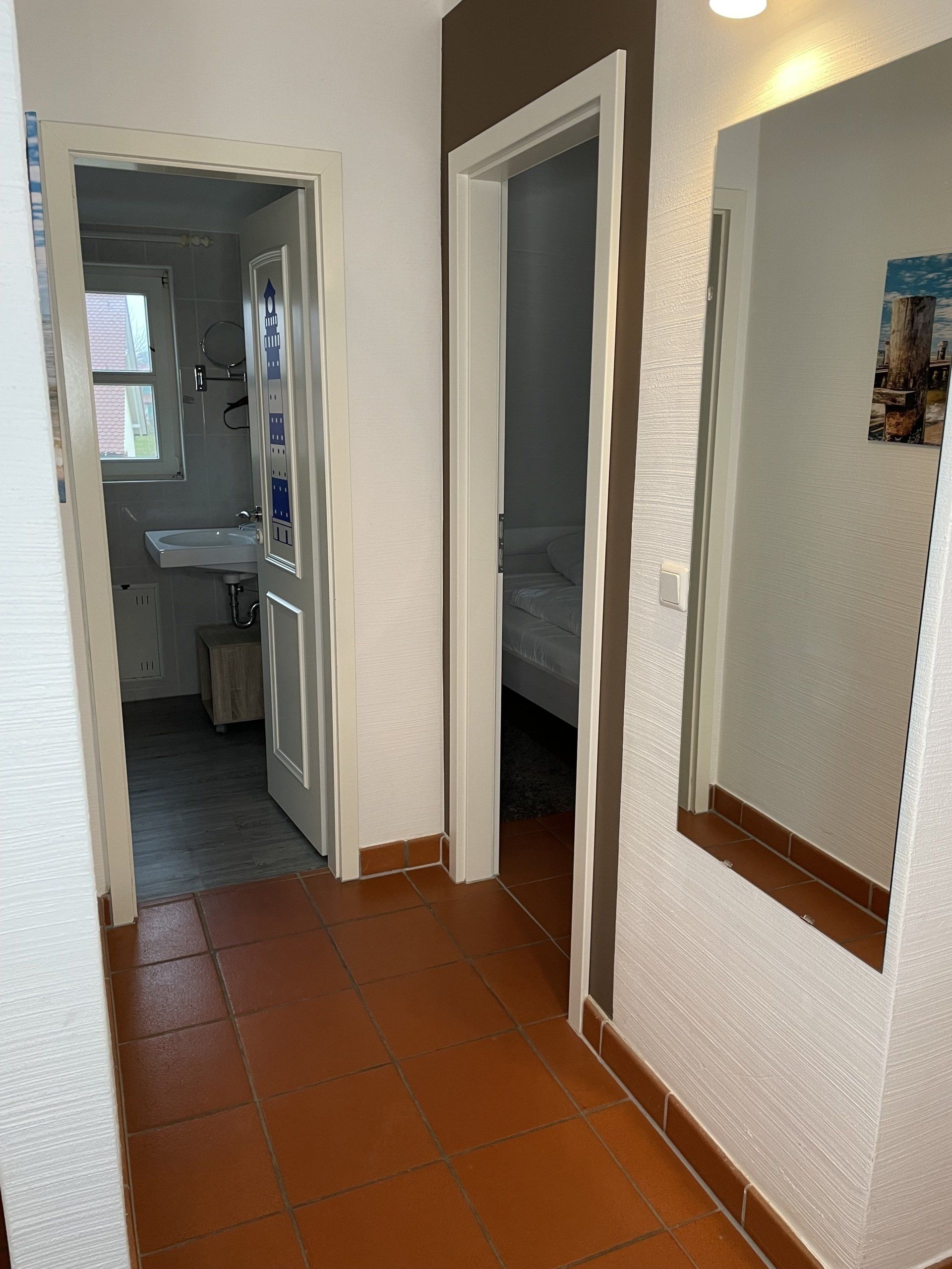 Flur mit Bad und Schlafzimmer – Ferienwohnung B36