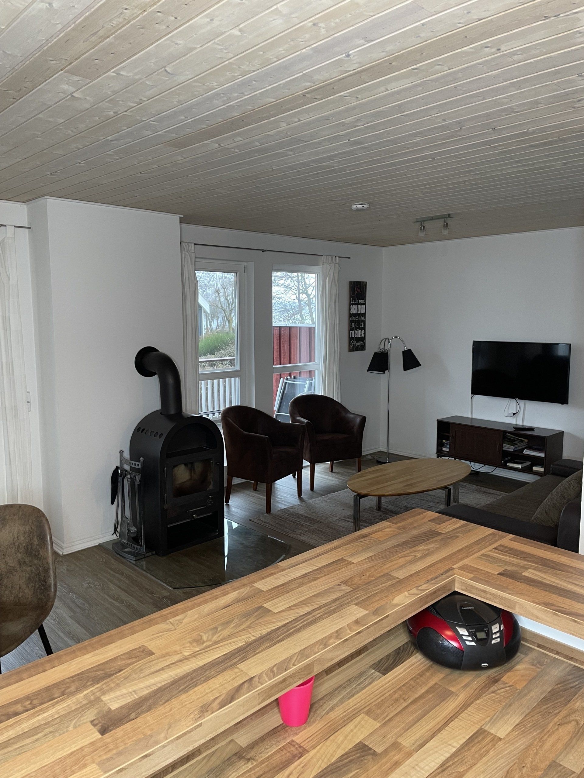 Gemütliches Wohnzimmer mit Kamin